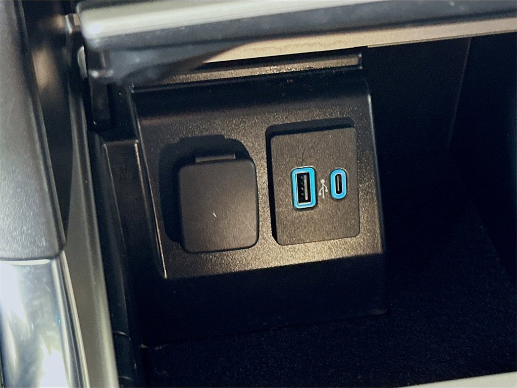 Used 2022 Ford Explorer XLT w/ Equipment Group 202A image 32