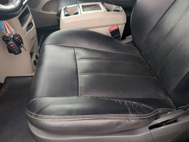 Used 2016 Chrysler Town & Country Touring-L w/ Driver Convenience Group image 22