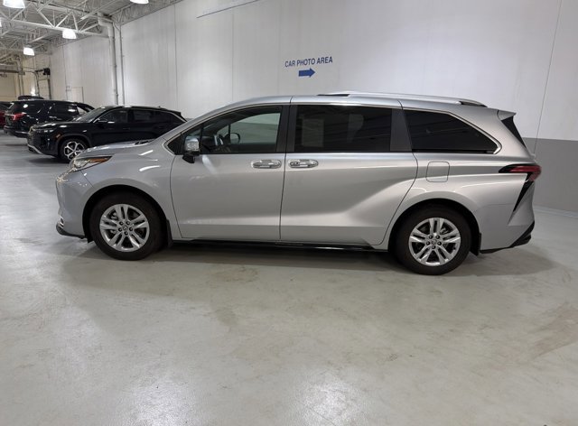 Used 2025 Toyota Sienna Limited AWD/4WD image 5