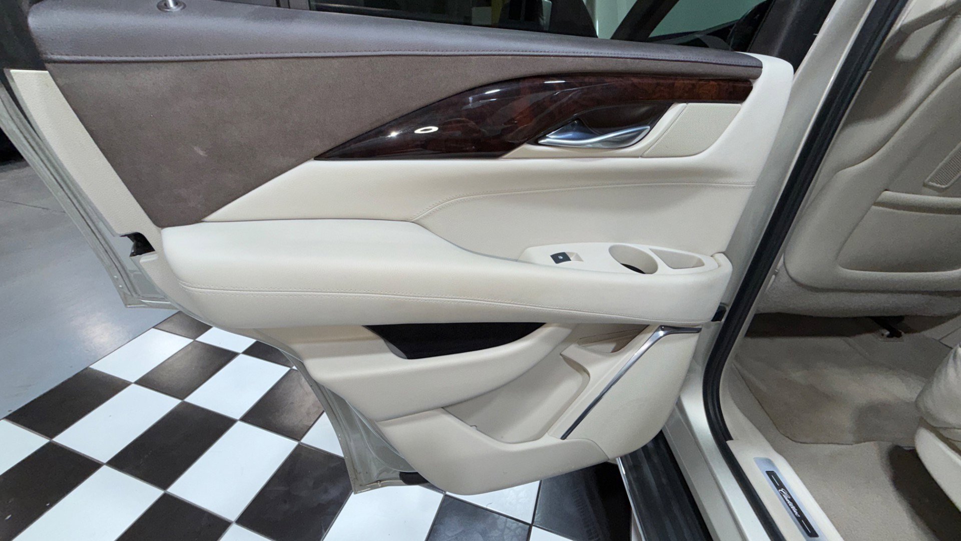 Used 2015 Cadillac Escalade Luxury image 69