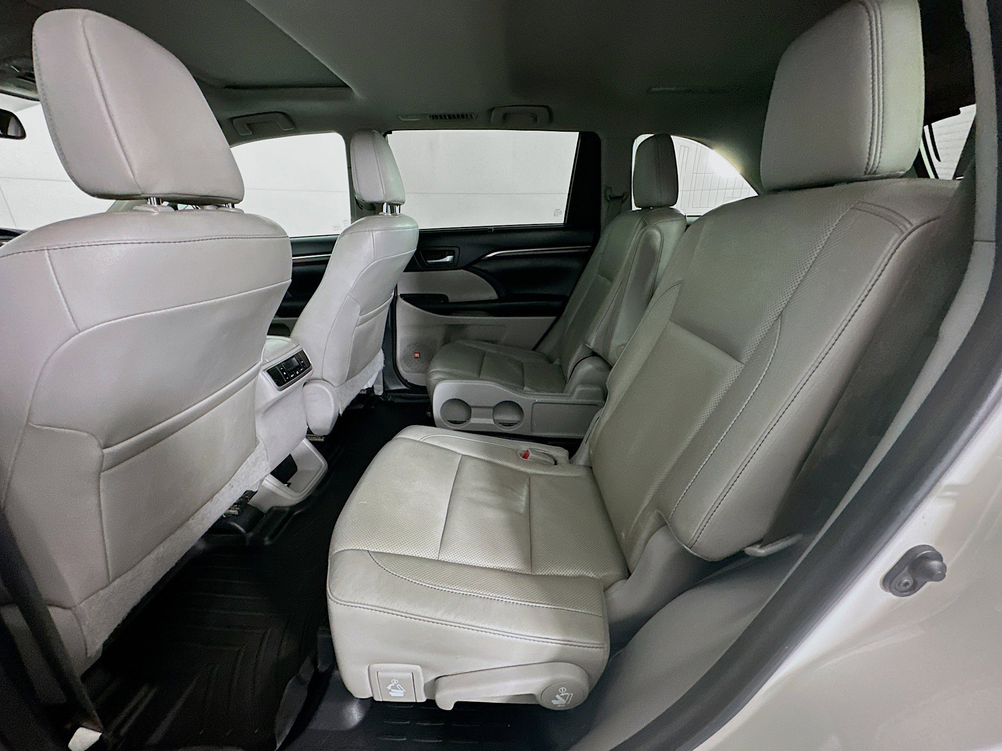 Used 2016 Toyota Highlander Limited image 29