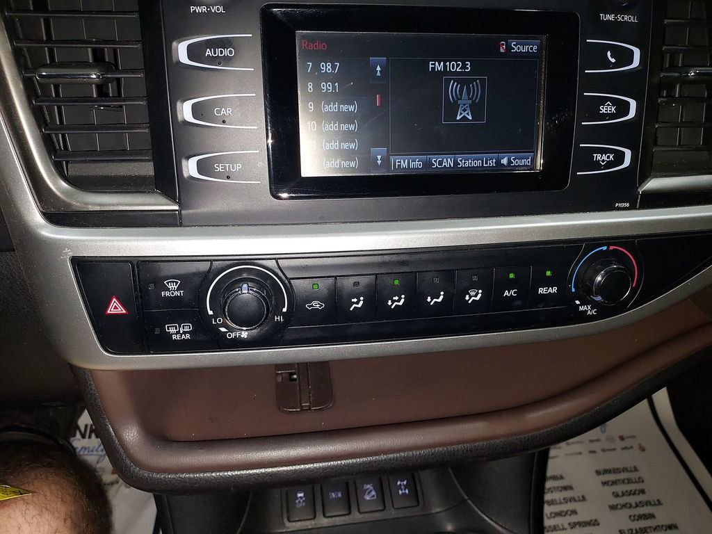 Used 2018 Toyota Highlander LE AWD/4WD image 24