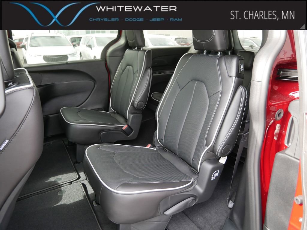 New 2026 Chrysler Pacifica Limited w/ S Appearance Package image 8
