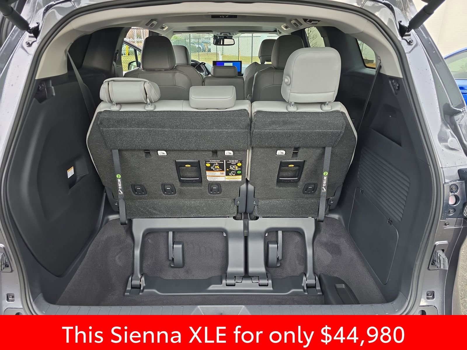 Used 2025 Toyota Sienna XLE image 19