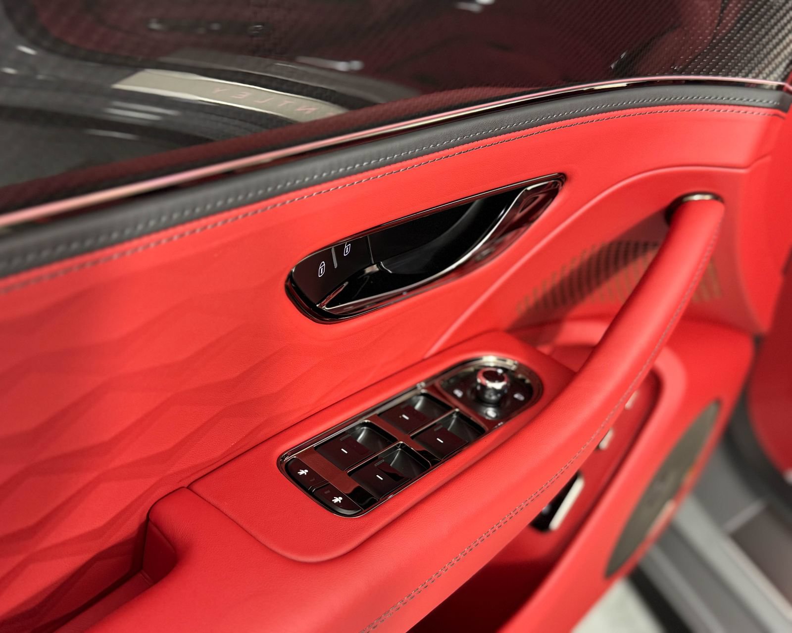 New 2025 Bentley Flying Spur Plug-In Hybrid AWD/4WD image 13
