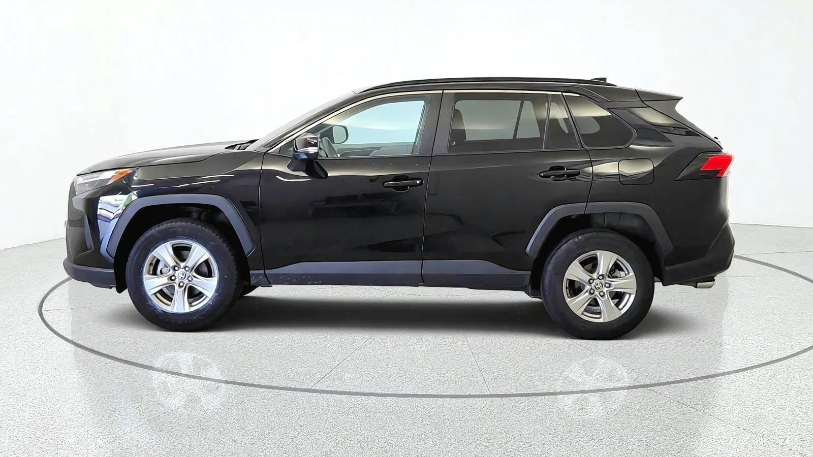 Used 2024 Toyota RAV4 XLE FWD image 5