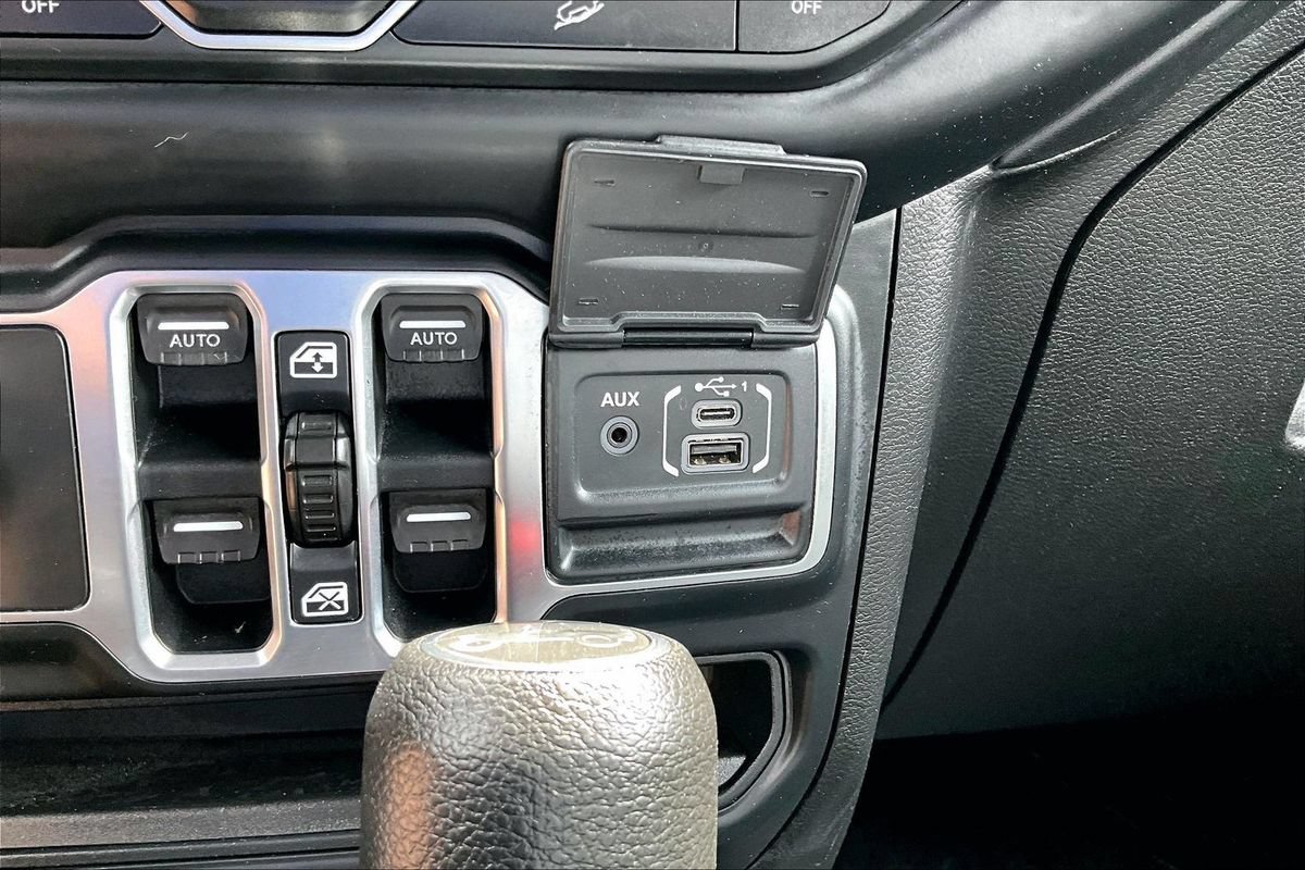 Used 2018 Jeep Wrangler Unlimited Sahara AWD/4WD image 29
