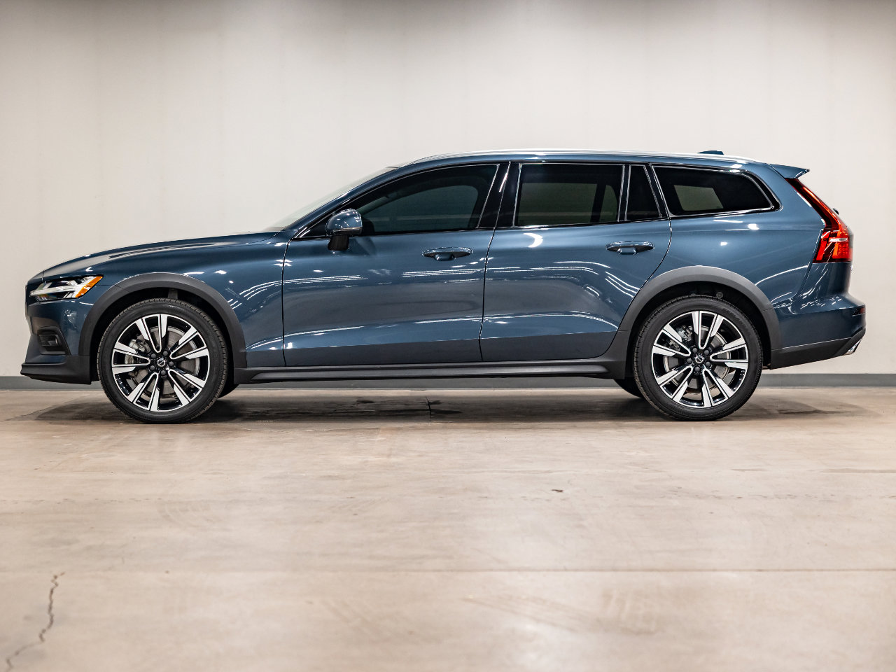 Used 2021 Volvo V60 T5 Cross Country image 18