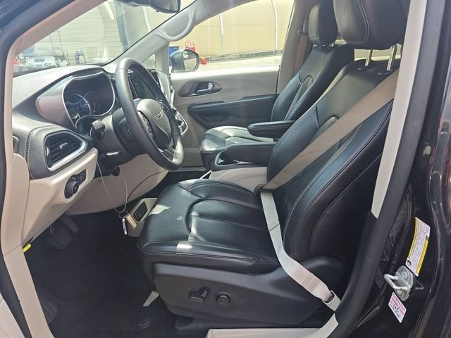 Certified 2023 Chrysler Pacifica Touring-L FWD image 6