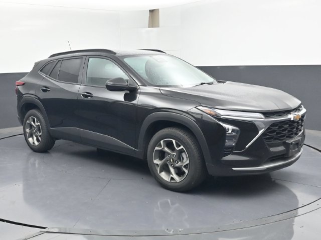 Used 2024 Chevrolet Trax LT FWD image 2