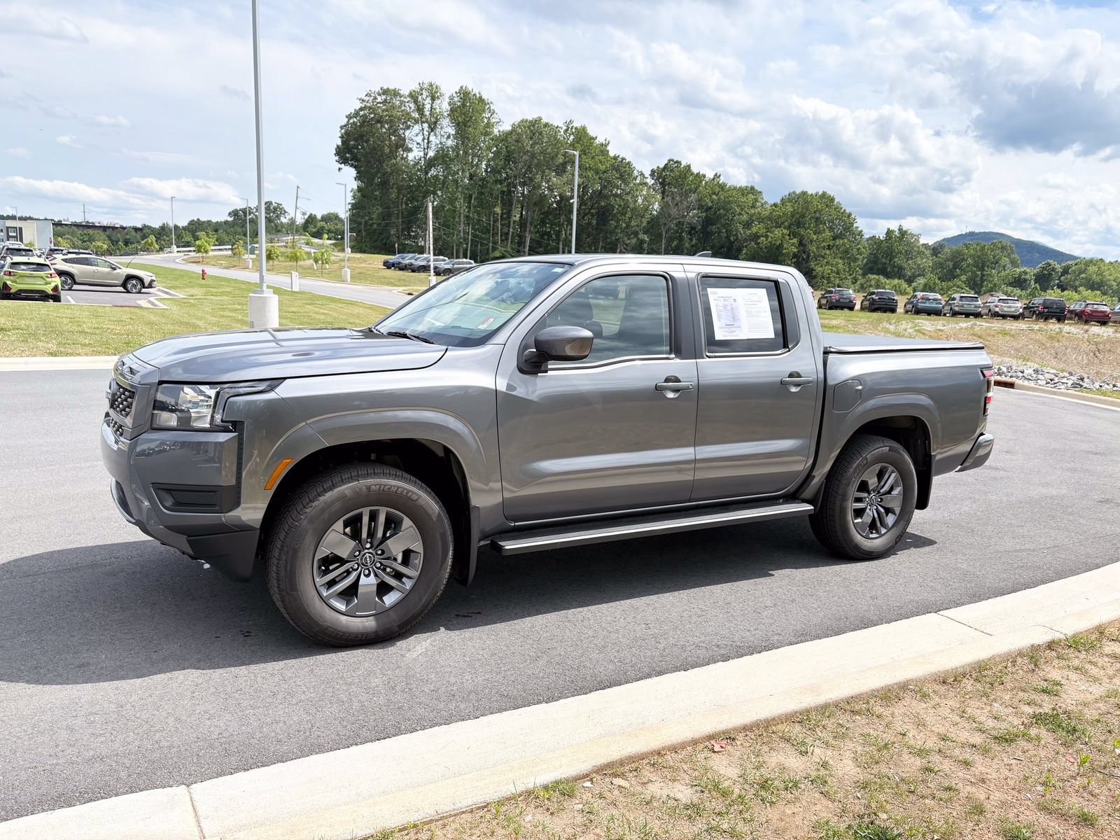 Used 2025 Nissan Frontier SV AWD/4WD image 4