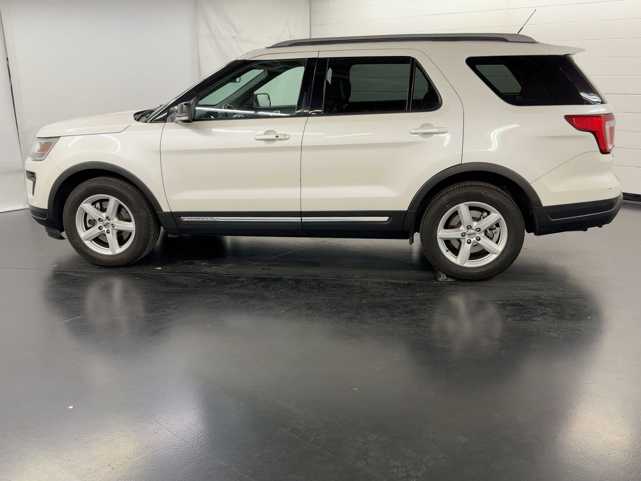 Used 2018 Ford Explorer XLT w/ Equipment Group 202A image 2
