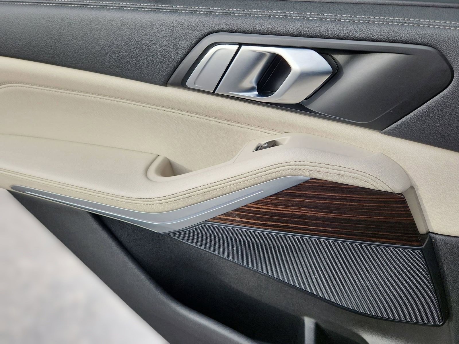 Used 2021 BMW X5 xDrive40i w/ M Sport Package image 25