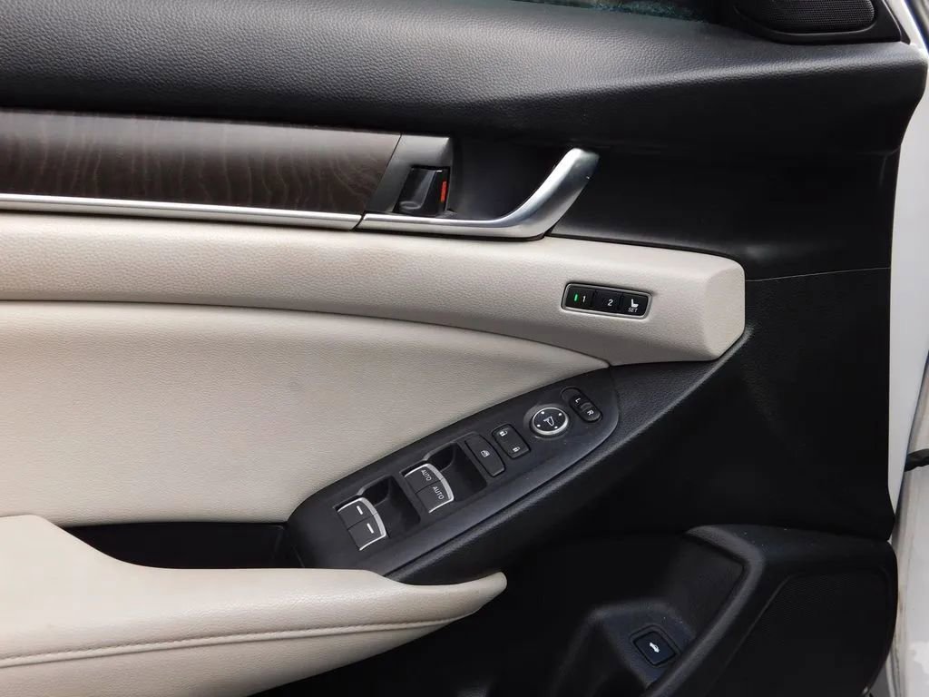 Used 2018 Honda Accord Touring image 11