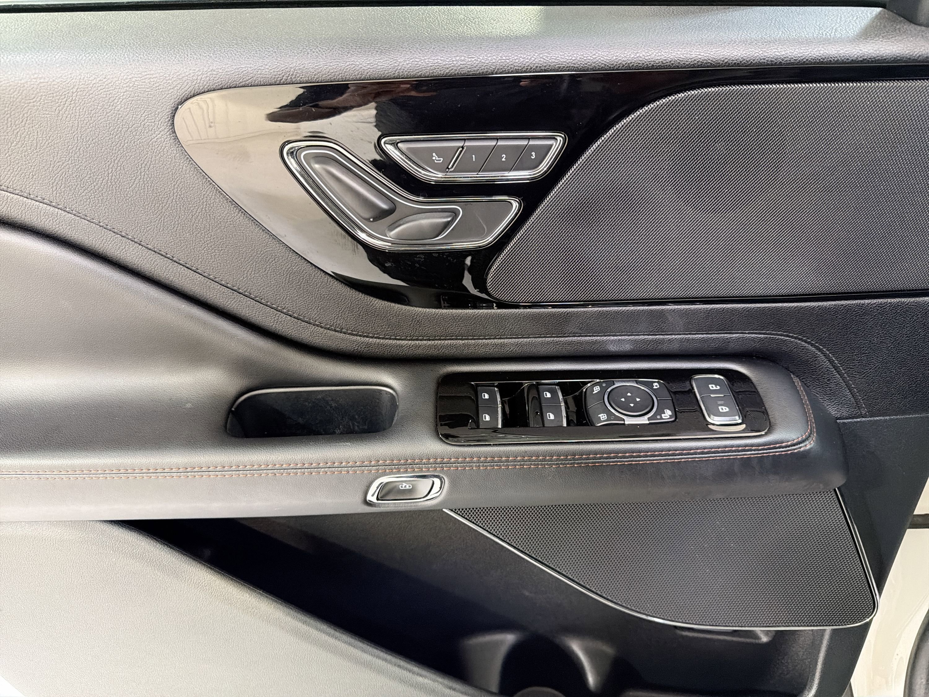 Used 2024 Lincoln Aviator 2WD image 12