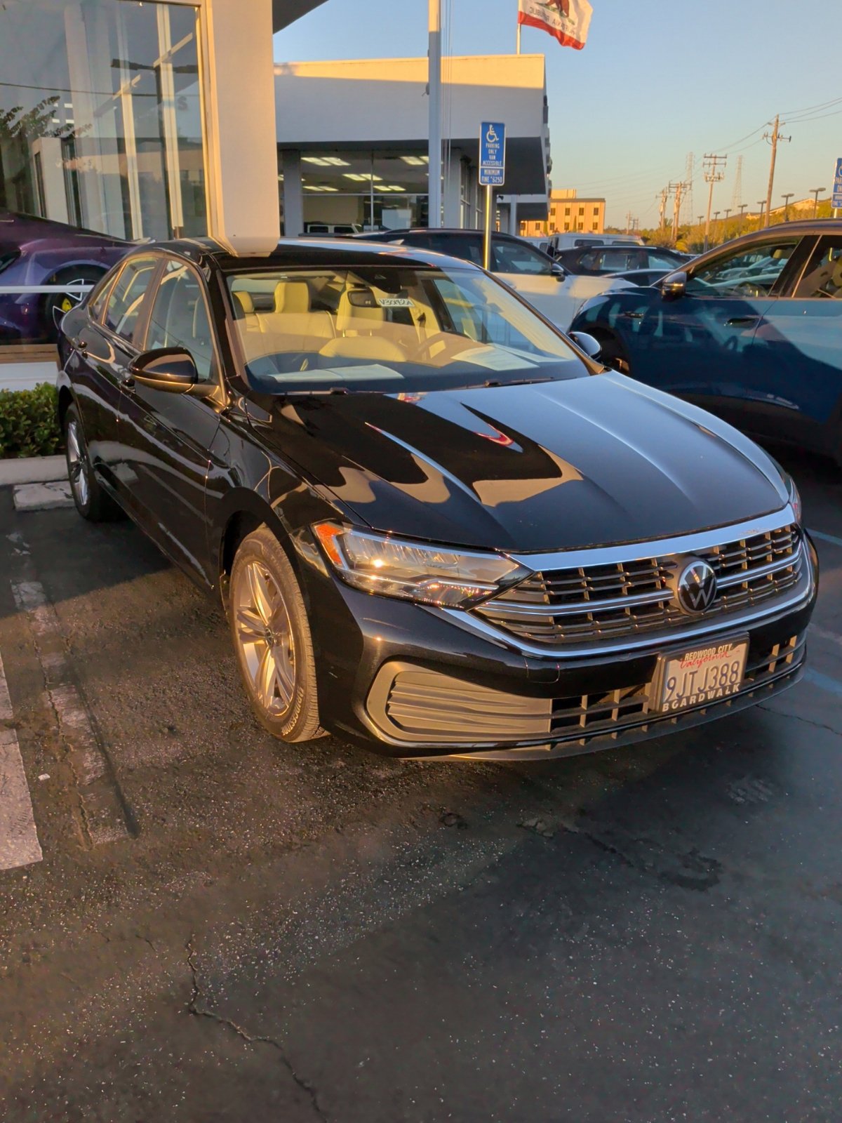 Used 2023 Volkswagen Jetta SE w/ Panoramic Sunroof Package