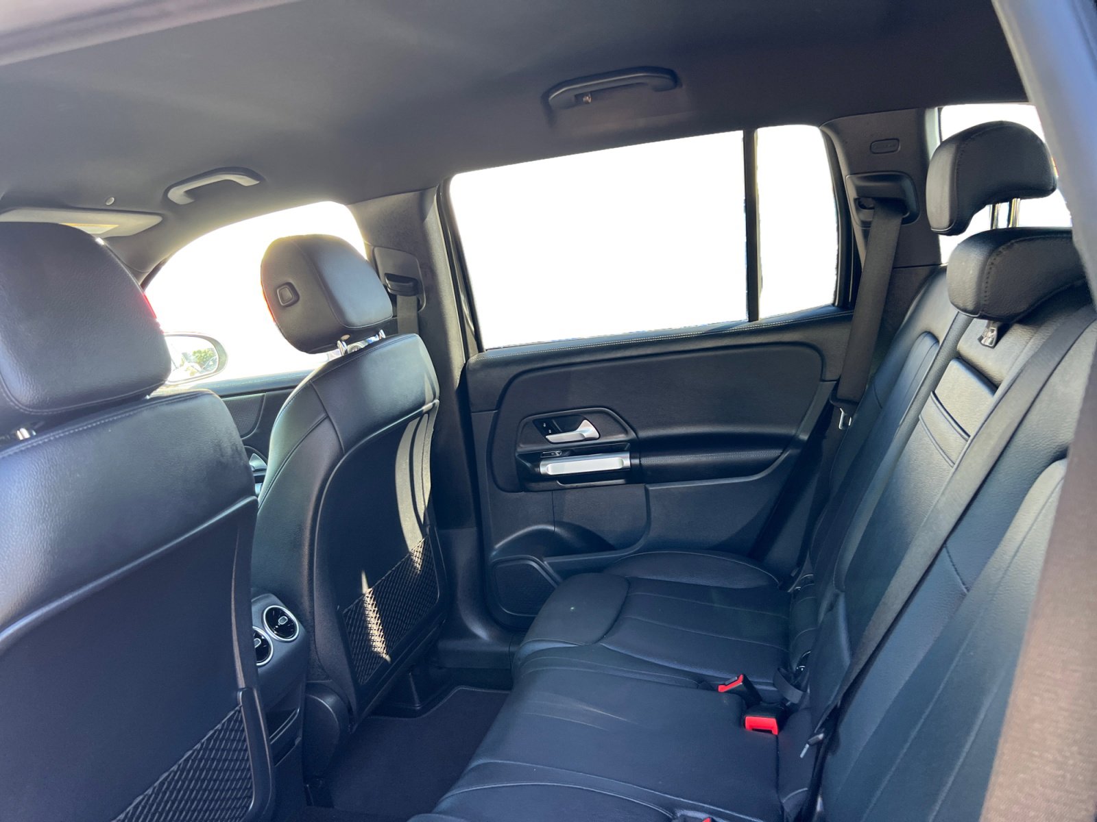 Used 2022 Mercedes-Benz GLB 250 w/ Premium Package Lite image 12