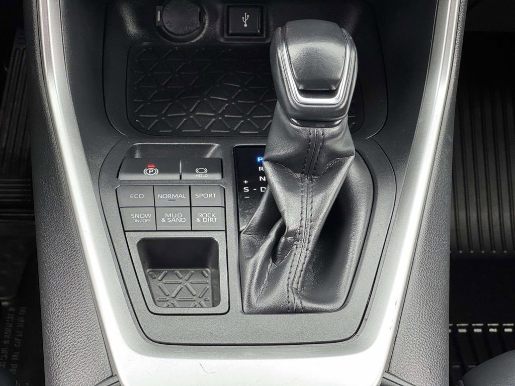 Used 2020 Toyota RAV4 XLE Premium image 6