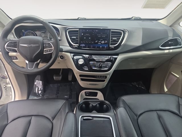 Used 2023 Chrysler Pacifica Touring-L FWD image 10