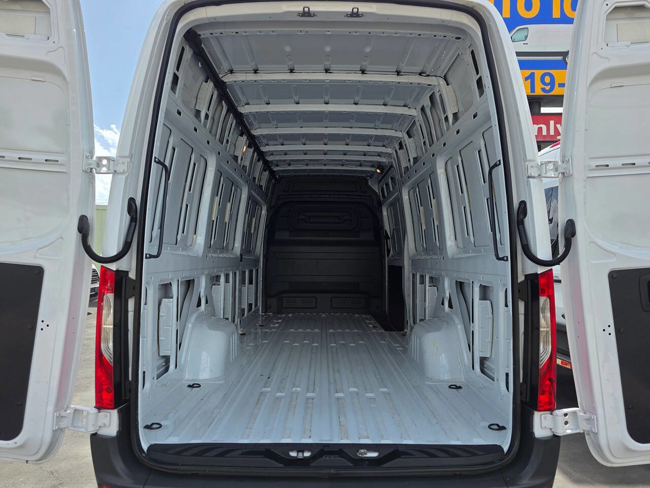 Used 2021 Freightliner Sprinter 2500 image 12