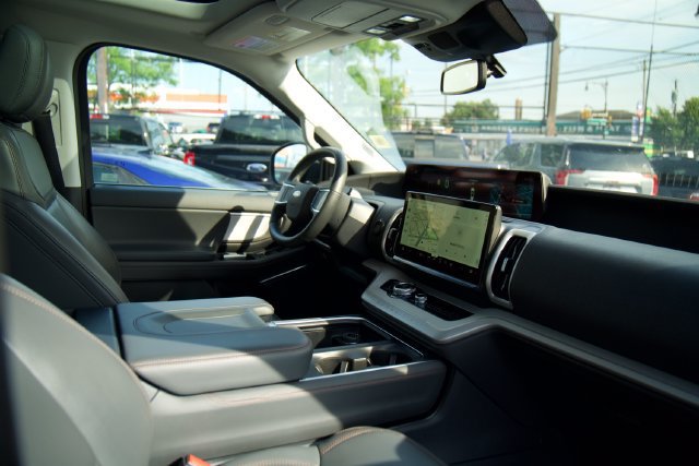 Certified 2025 Ford Expedition Active AWD/4WD image 26
