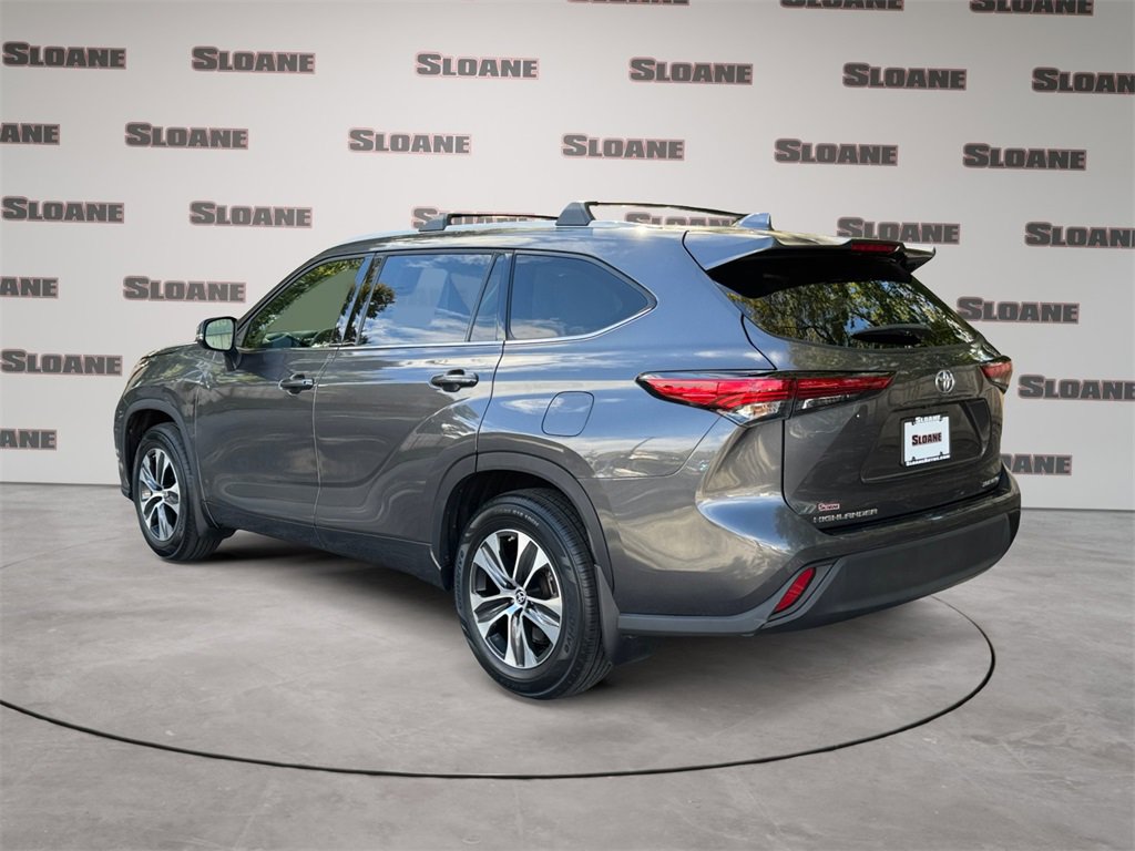 Used 2022 Toyota Highlander XLE image 3