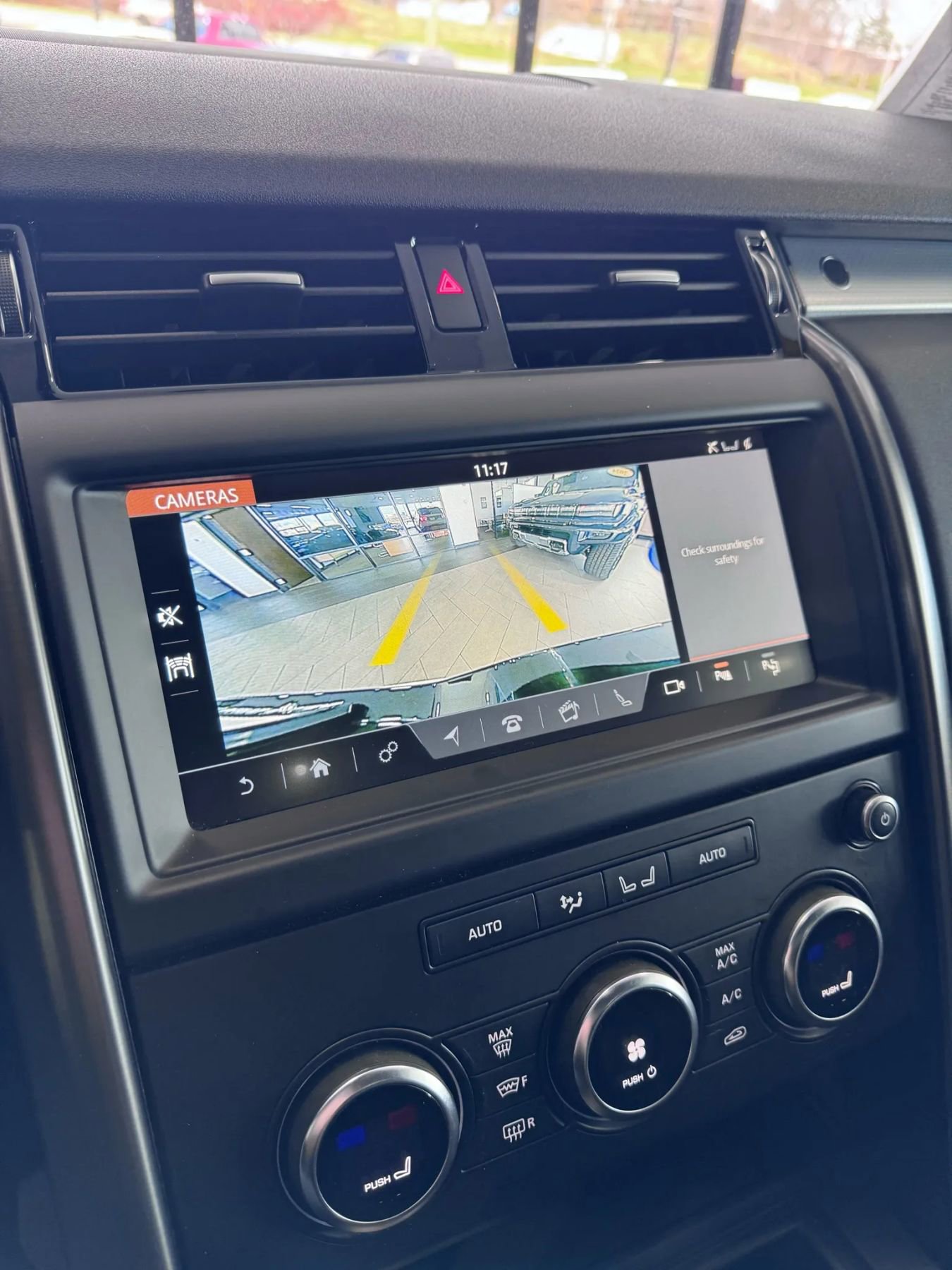 Used 2020 Land Rover Discovery Landmark AWD/4WD image 35