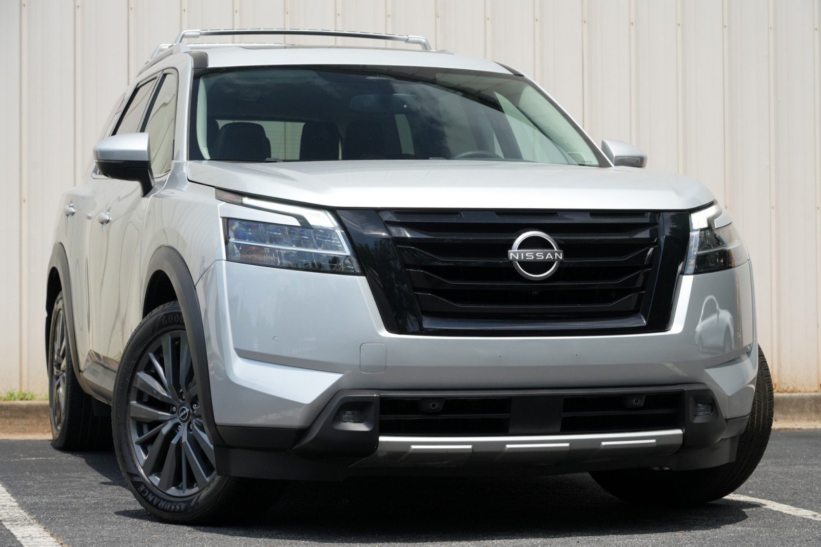 Used 2022 Nissan Pathfinder SL w/ SL Premium Package FWD image 2