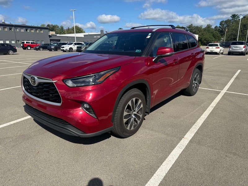 Used 2022 Toyota Highlander XLE AWD/4WD image 2