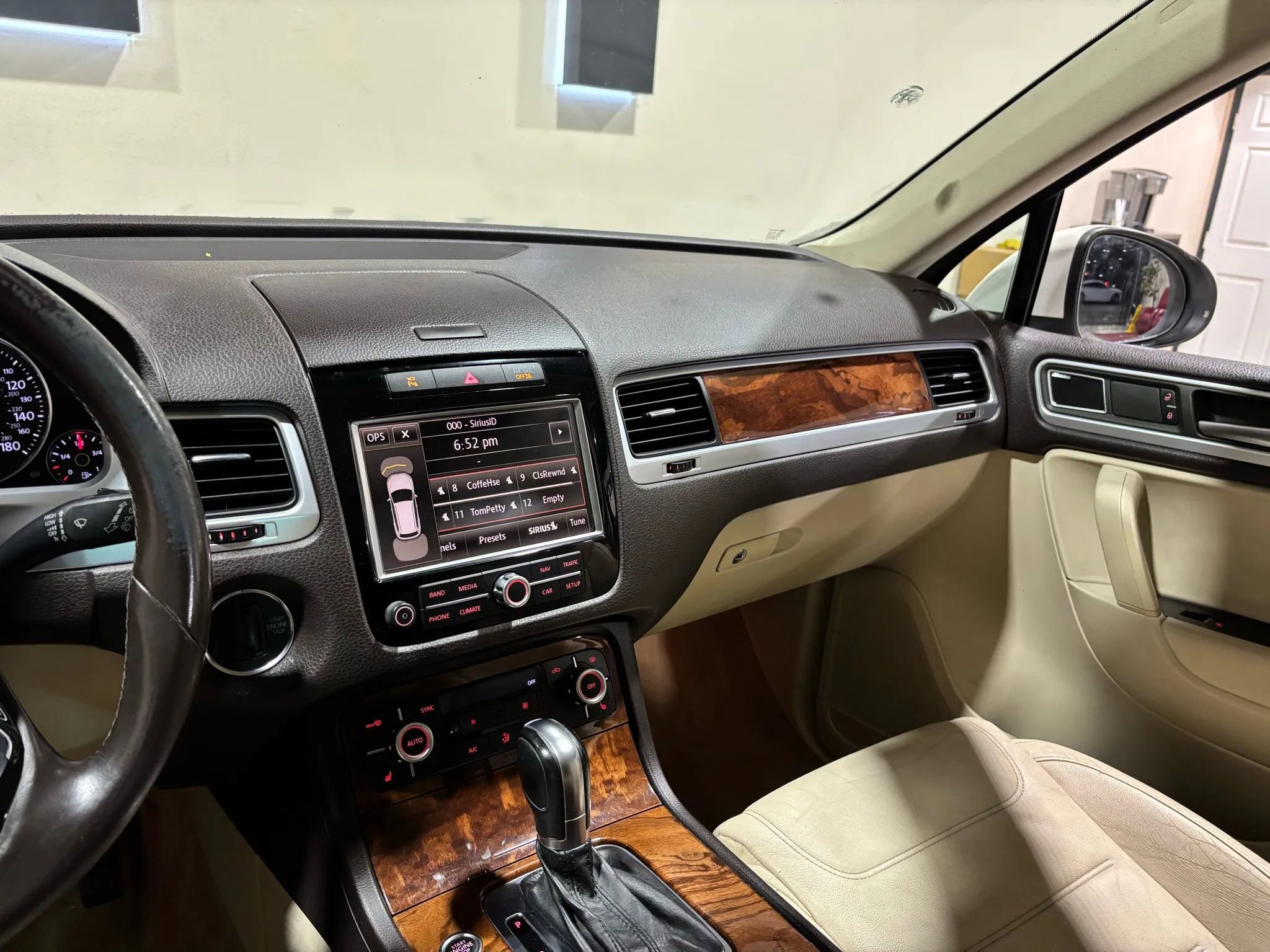 Used 2011 Volkswagen Touareg Executive image 19