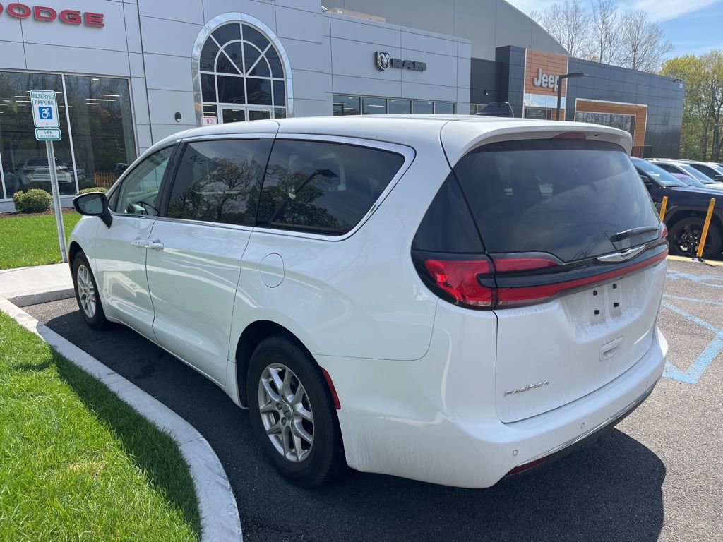 Used 2023 Chrysler Pacifica Touring-L FWD image 3