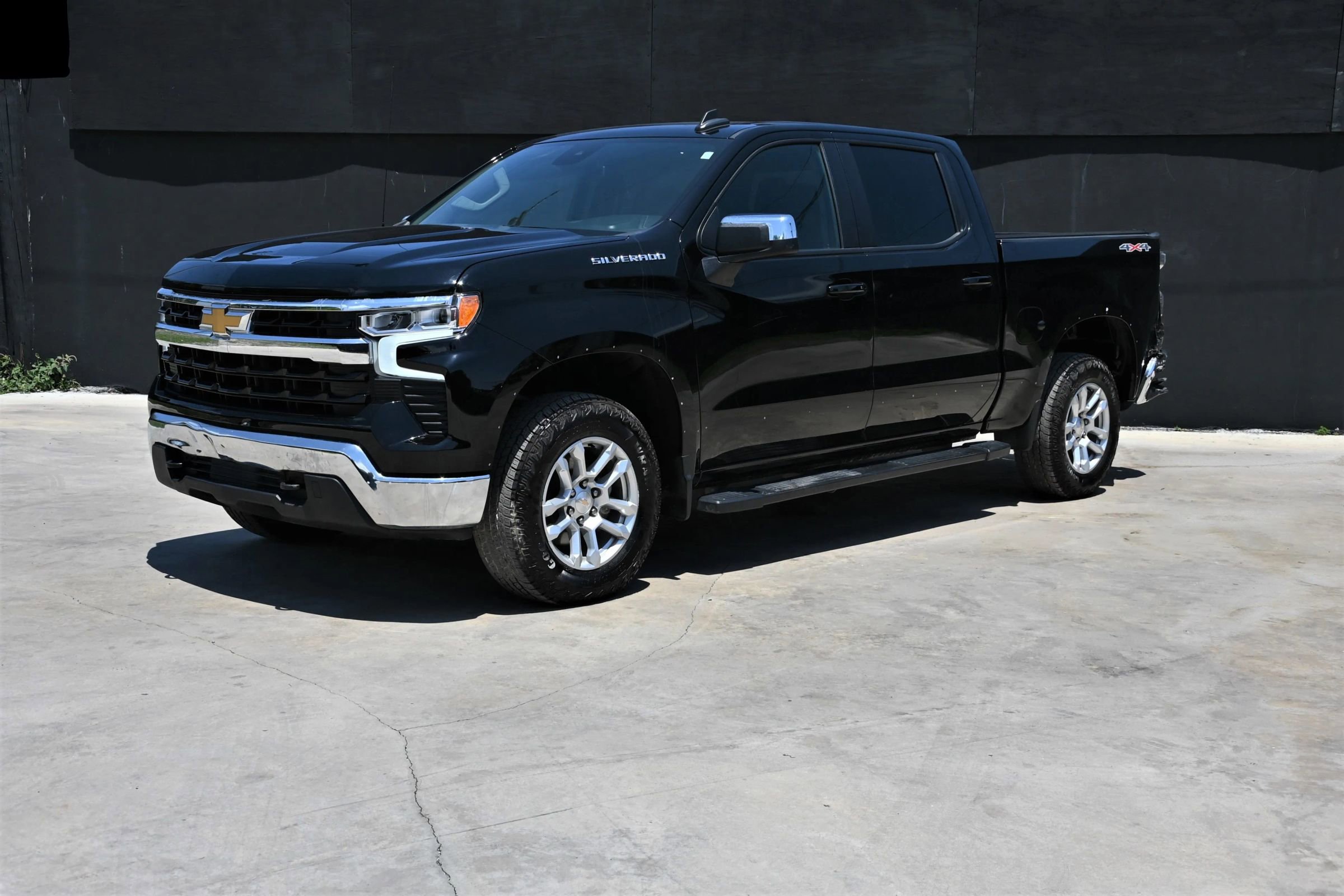 Used 2023 Chevrolet Silverado 1500 LT AWD/4WD image 1
