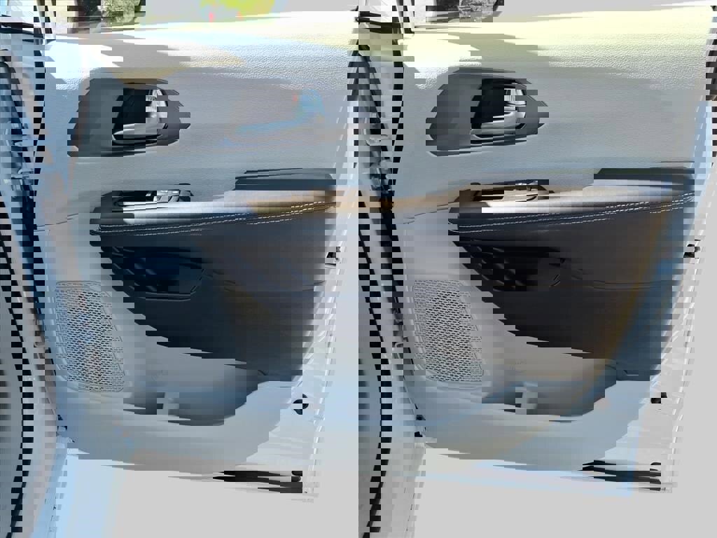 Used 2024 Chrysler Pacifica Select image 21