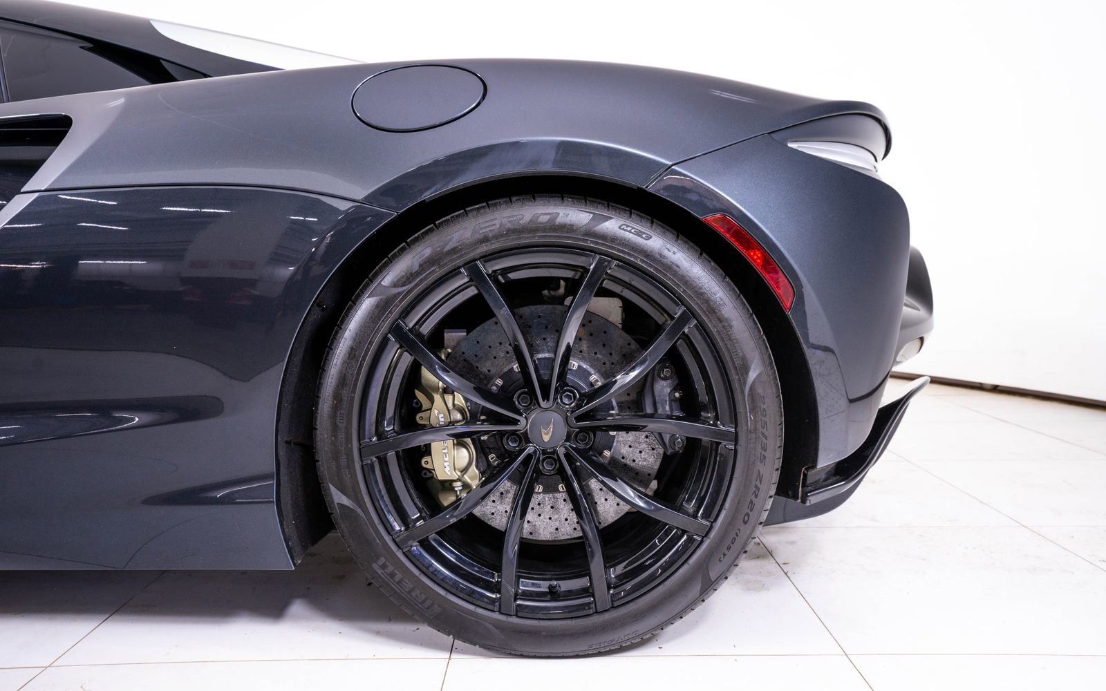 Used 2025 McLaren Artura Spider RWD image 17