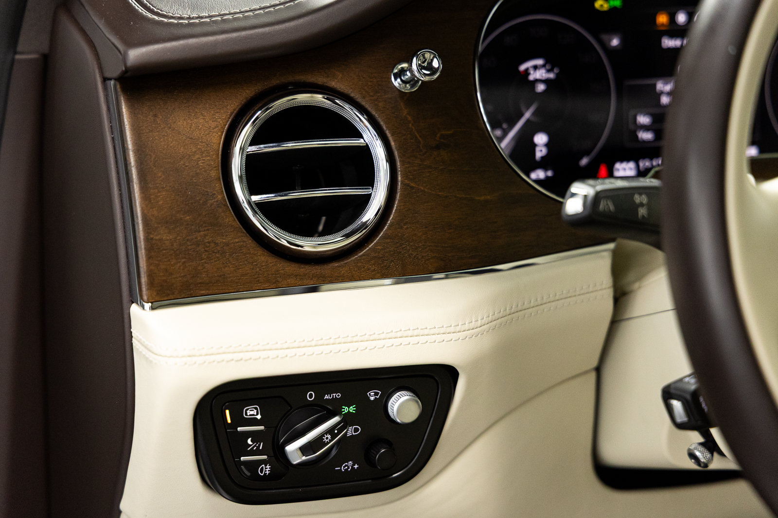 Used 2023 Bentley Bentayga AWD/4WD image 28