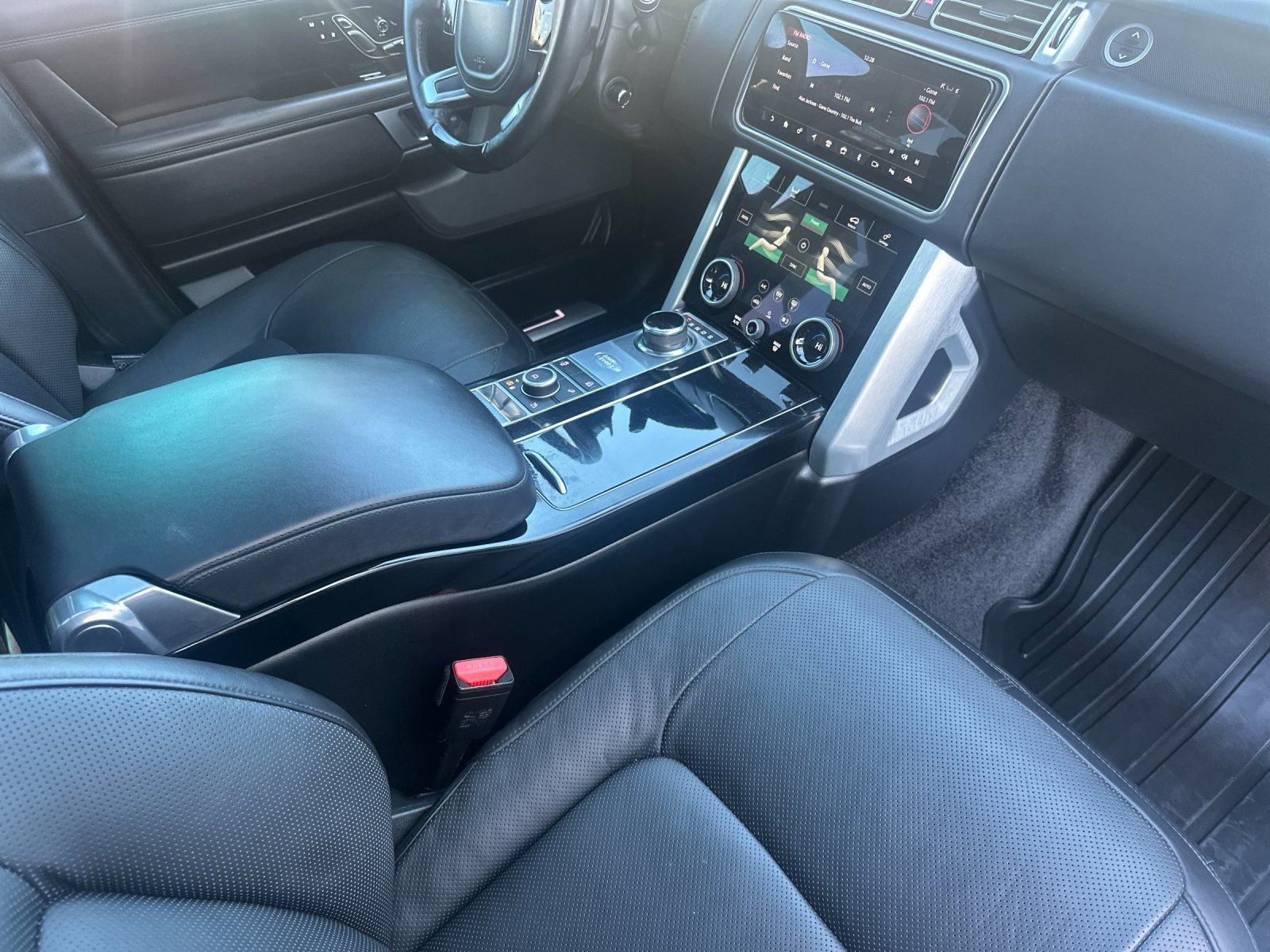 Used 2020 Land Rover Range Rover HSE image 17