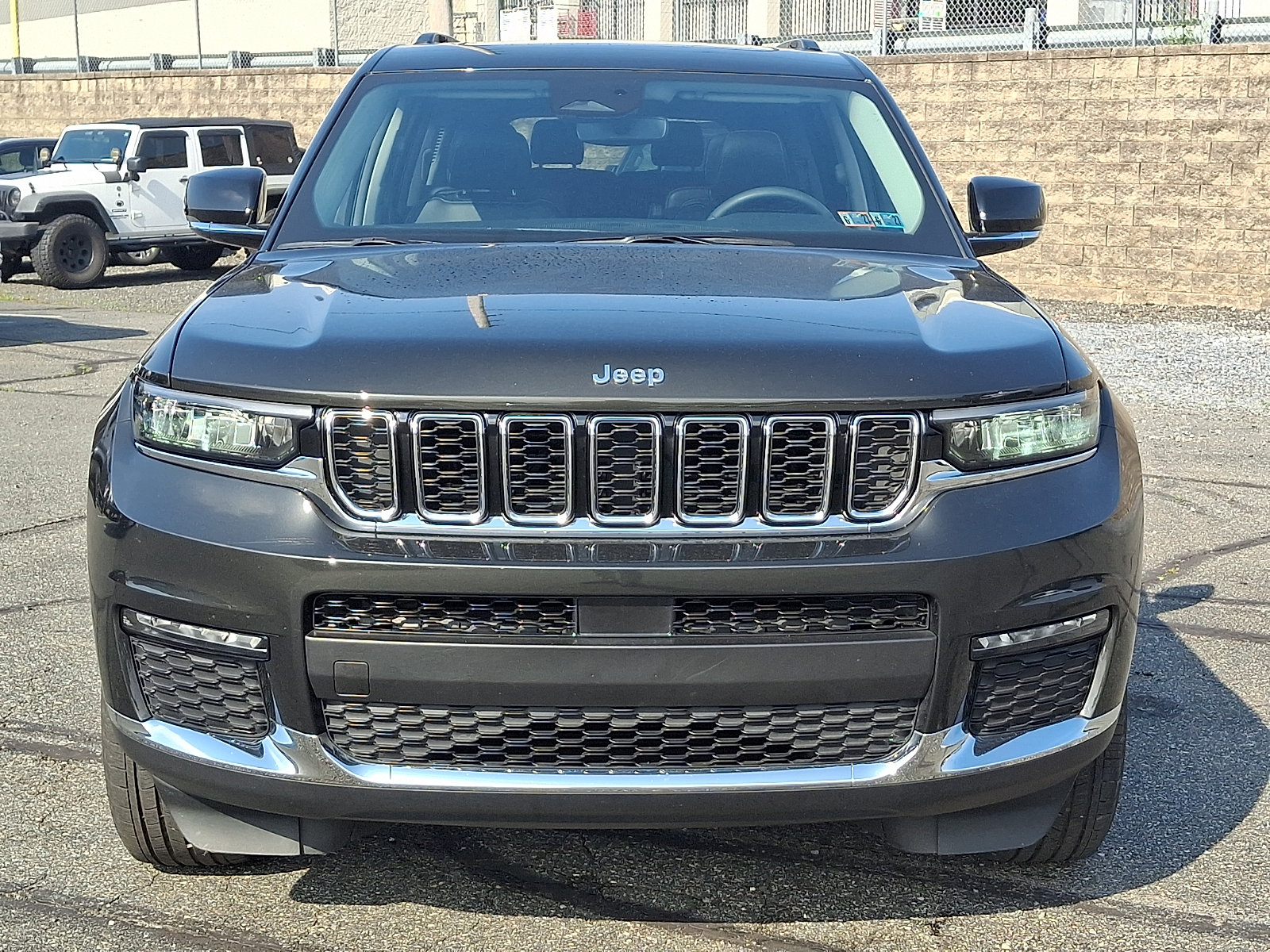 Used 2023 Jeep Grand Cherokee L Limited AWD/4WD image 2
