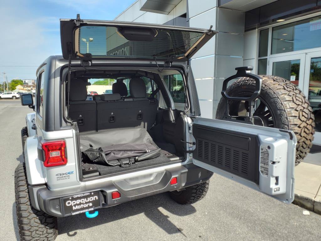 Used 2024 Jeep Wrangler Unlimited w/ Convenience Group AWD/4WD image 8