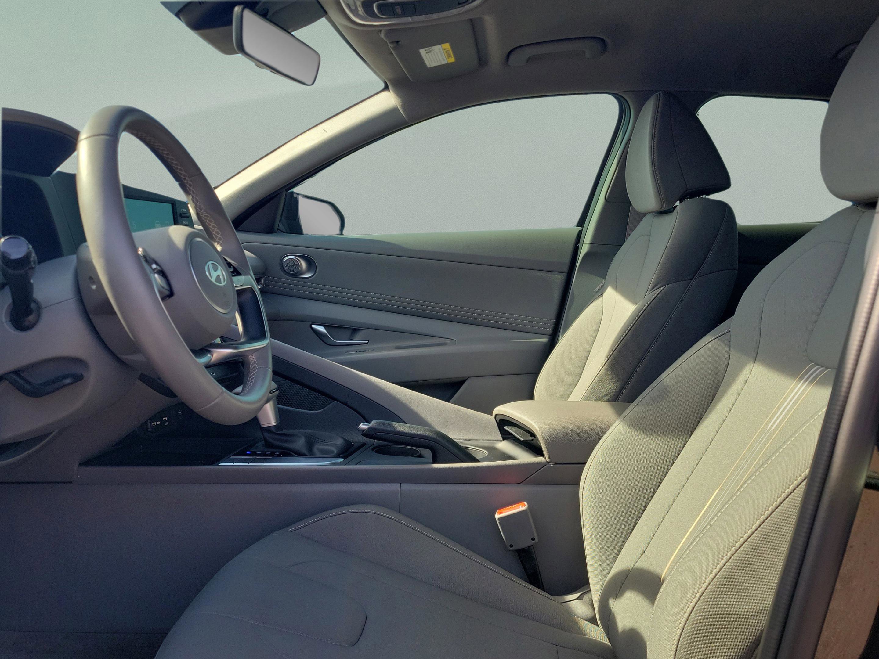 Used 2025 Hyundai Elantra Sport image 14