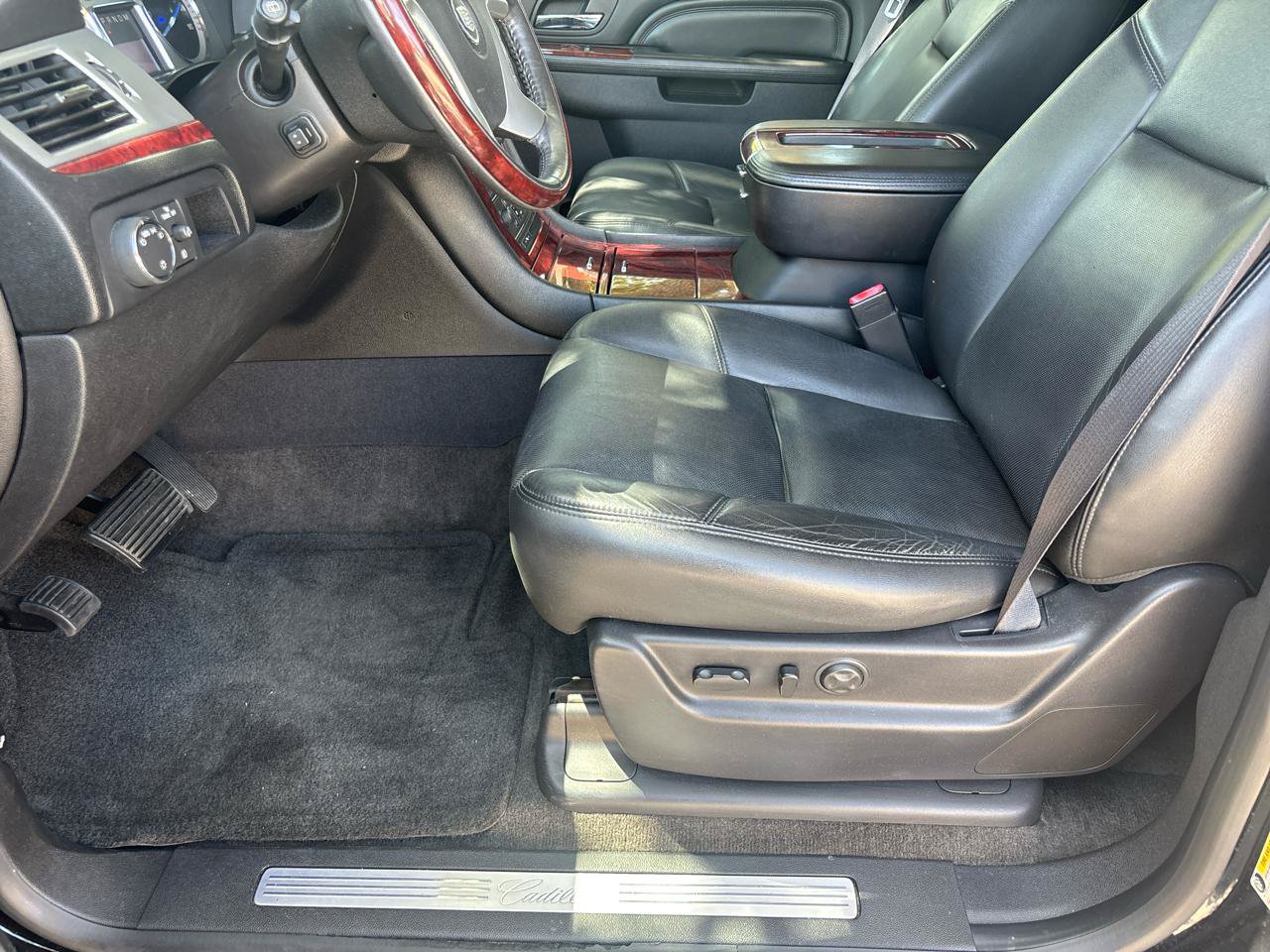 Used 2014 Cadillac Escalade Luxury AWD/4WD image 10