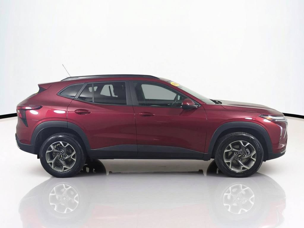 Used 2025 Chevrolet Trax LT FWD image 4
