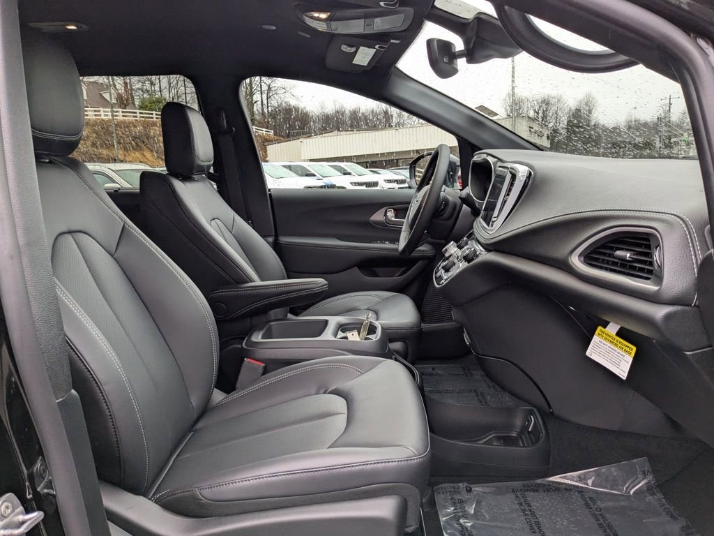 New 2025 Chrysler Pacifica Select image 25