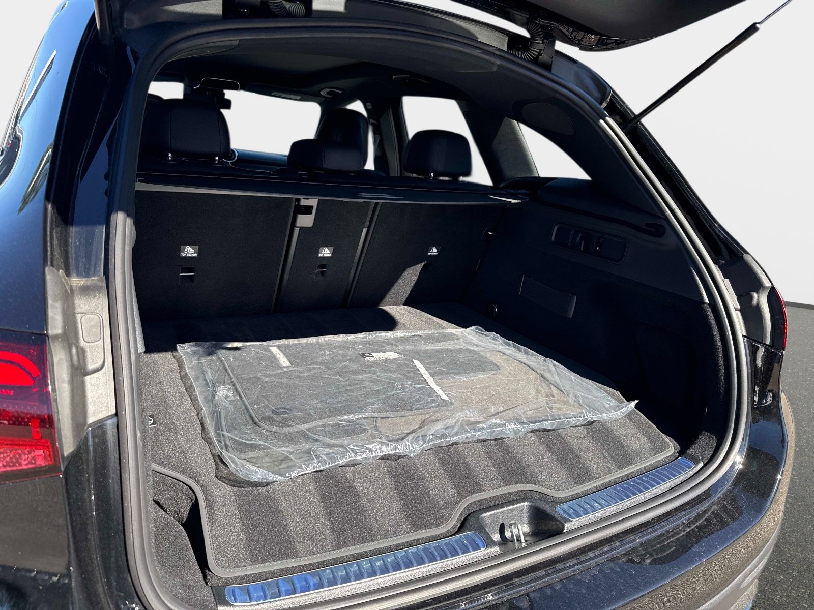 Used 2025 Mercedes-Benz GLC 350e 4MATIC image 12