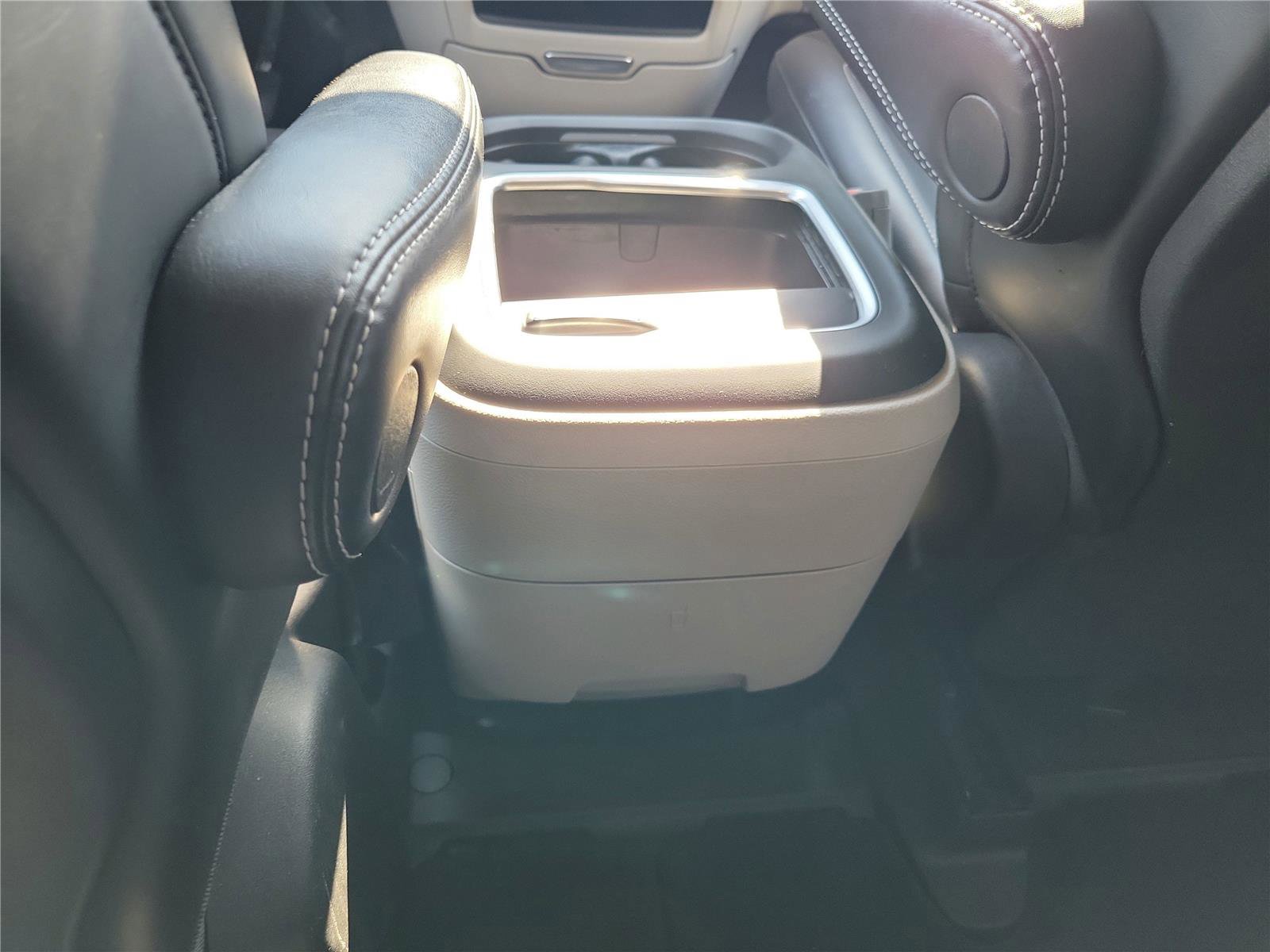 Used 2023 Chrysler Pacifica Touring-L FWD image 13