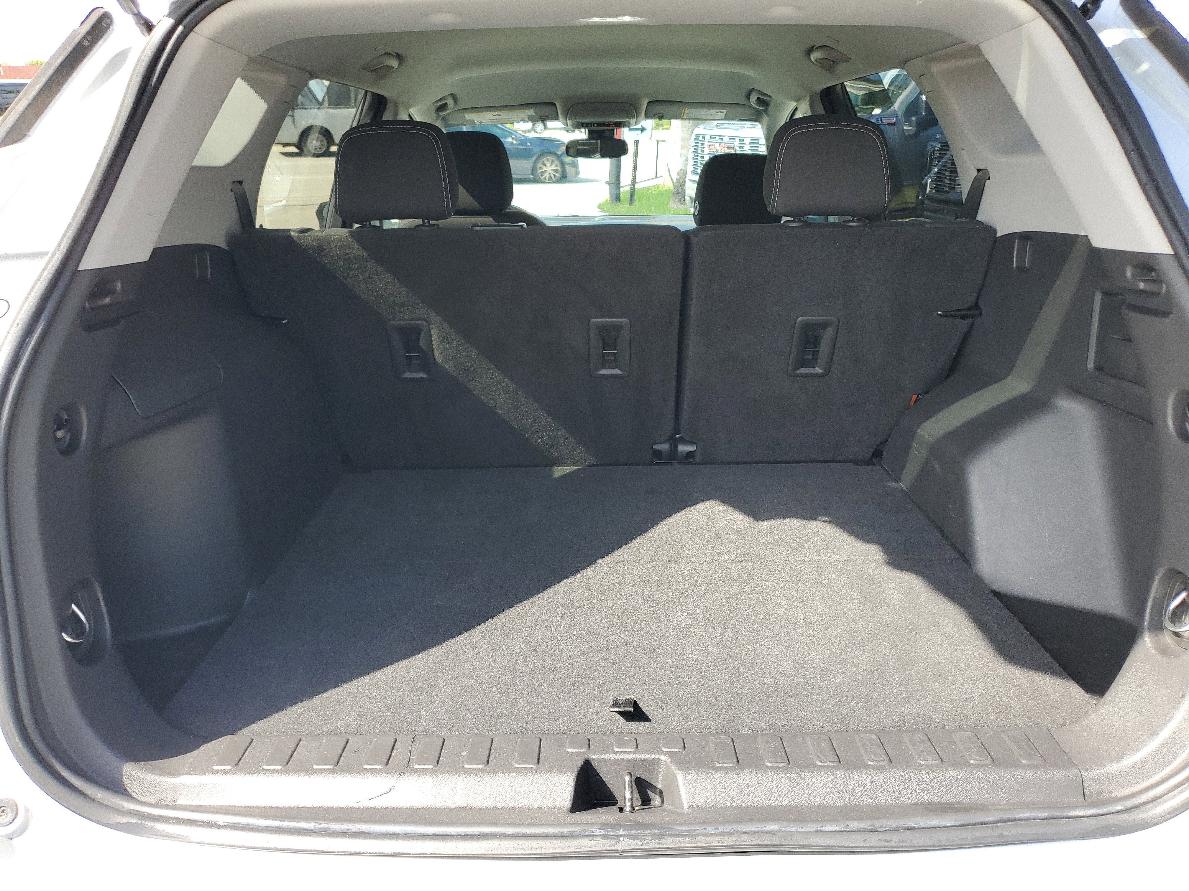 Used 2022 GMC Terrain SLE image 17