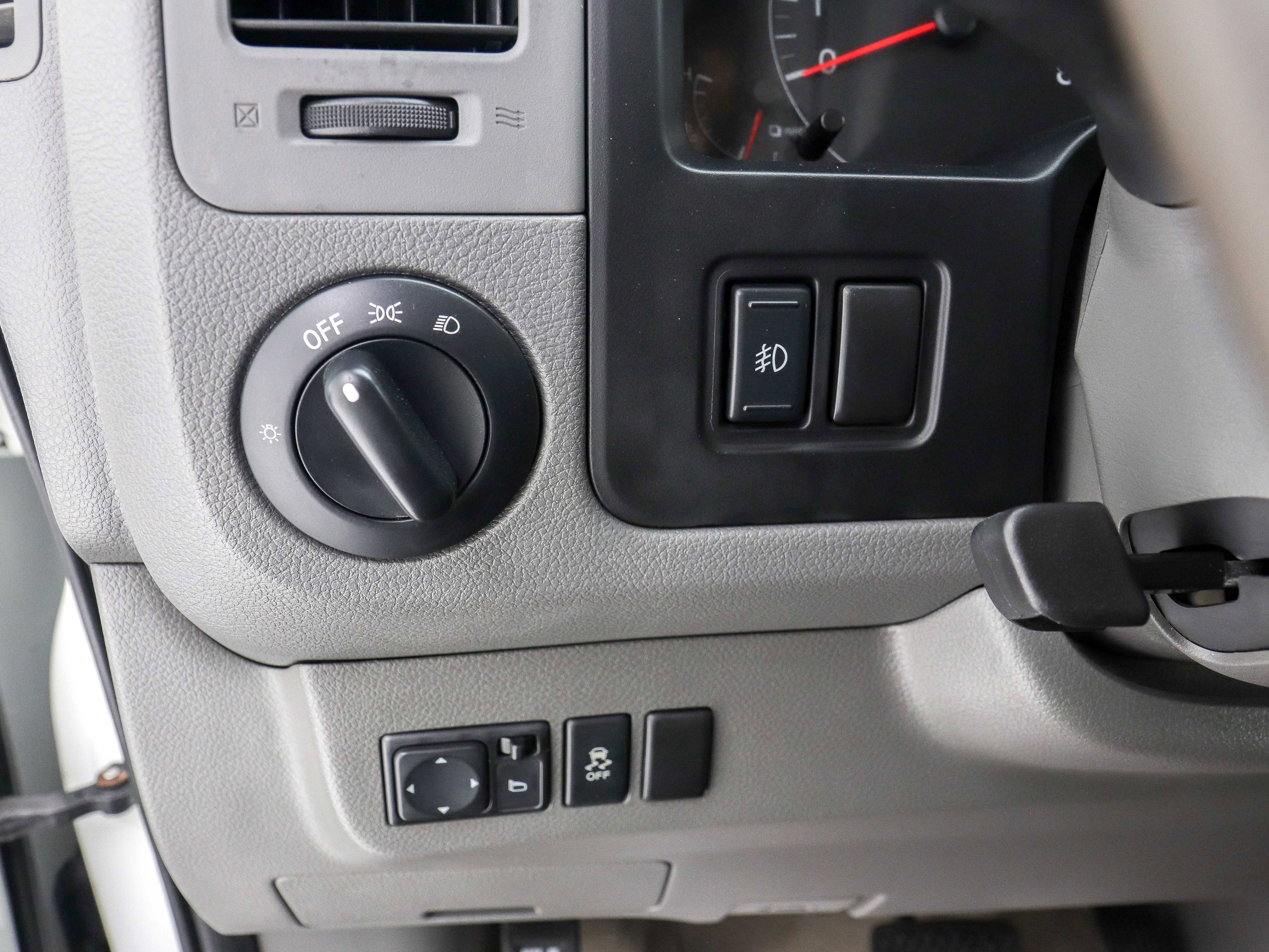 Used 2016 Nissan NV 3500 SL image 25