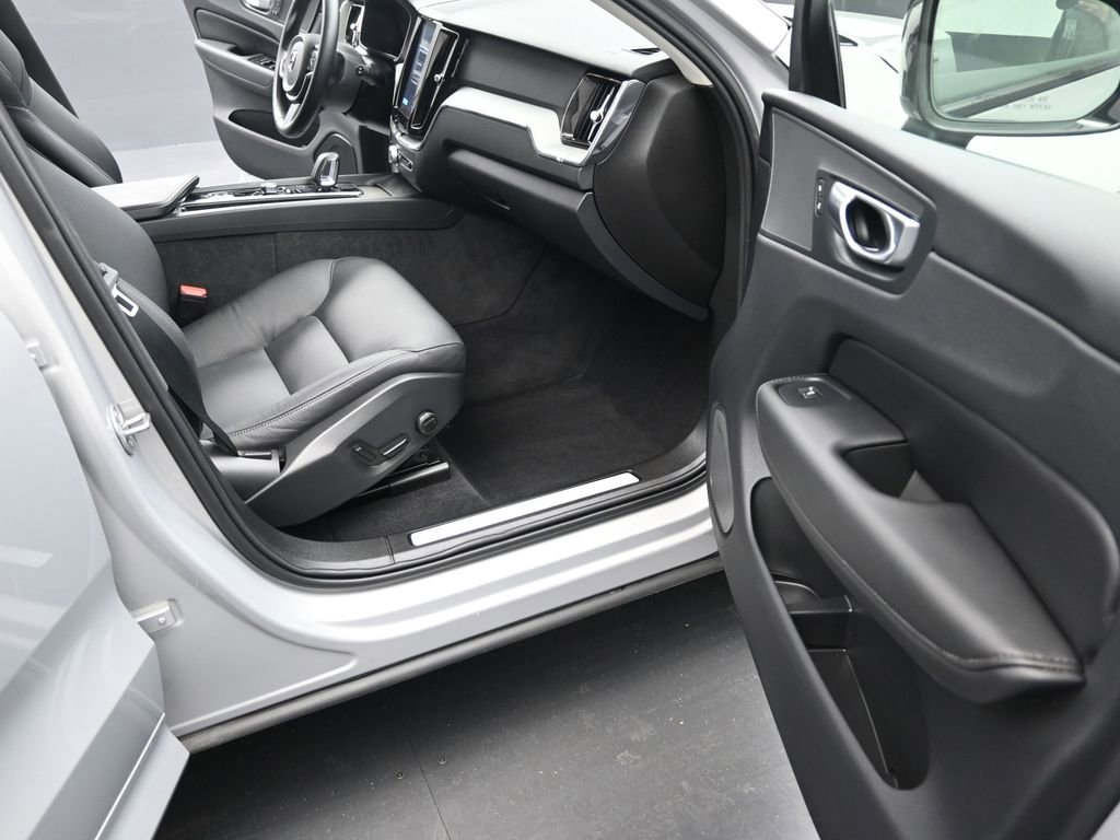 Used 2025 Volvo XC60 B5 Plus image 14