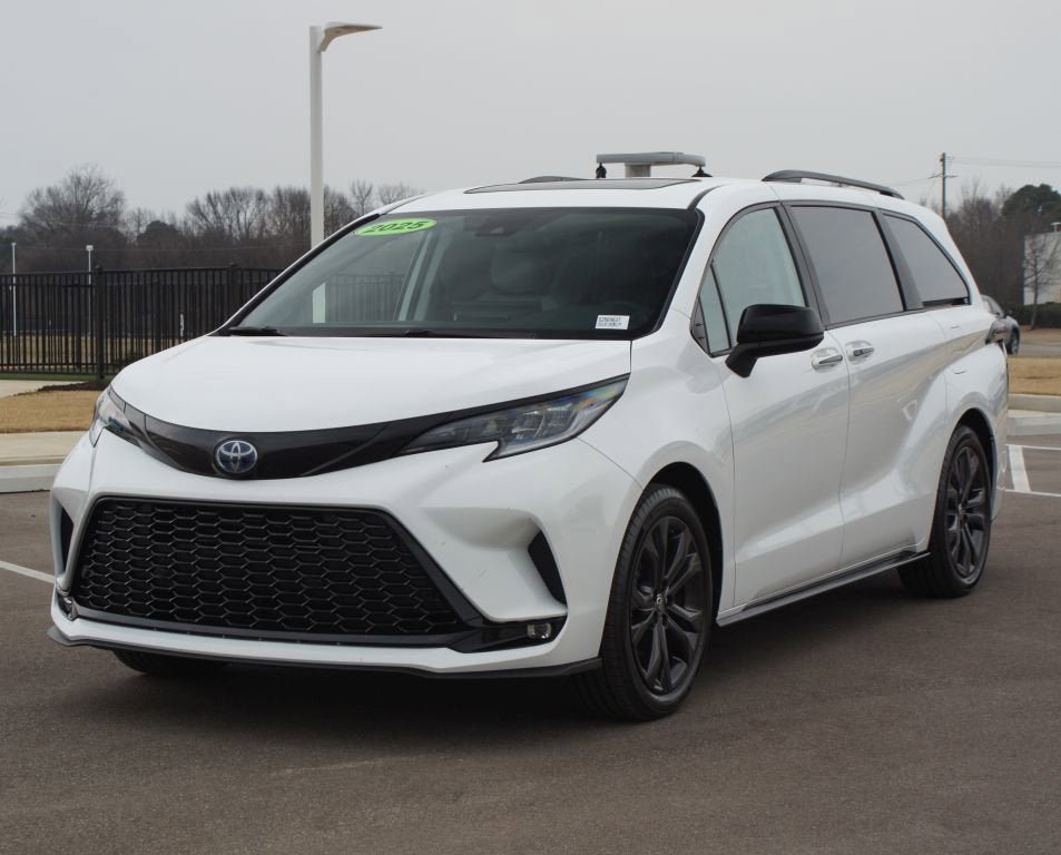 Used 2025 Toyota Sienna XSE w/ XSE Plus Package FWD image 26