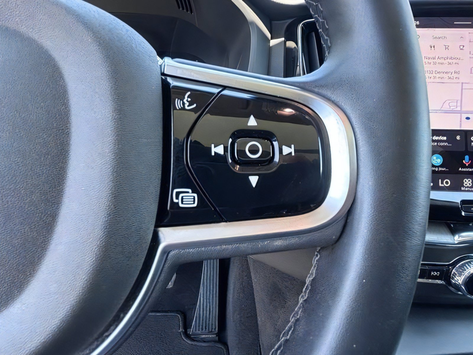 Used 2025 Volvo XC60 B5 Plus AWD/4WD image 22