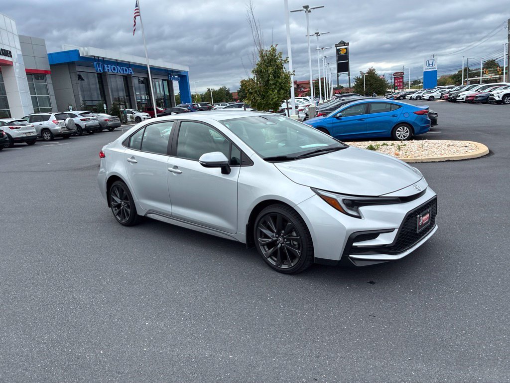 Used 2025 Toyota Corolla SE FWD image 2